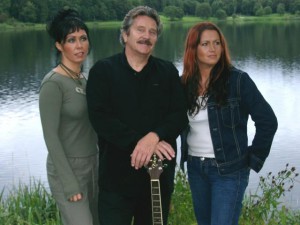 Helge Nilsen med Jannecke Nielsen (tv) og Linda Ekeland