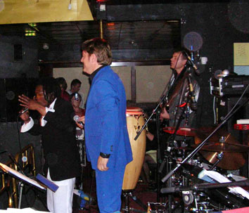 rubinen09 Våren 2006 jobbet Jørn Flugs og Tor Endresen igjen sammen. Denne gang med et konsept som har gjort stor lykke på en av byens ute scener: «A Tribute to Tom Jones» Tor ER jo Tom Jones – og Jørn Flugs bandet har det rette «trøkket» og vitaliteten som trengs i denne musikken ! Dette gjør vi også gjerne igjen !