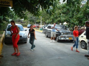 Cubanerne er stolt av bilene sine - og smilet ligger alltid "på lur"